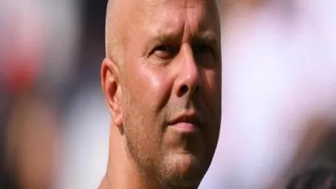 克罗斯亮相勇士对决独行侠赛事及伊戈达拉球衣退役典礼，赛后与库里合影留念