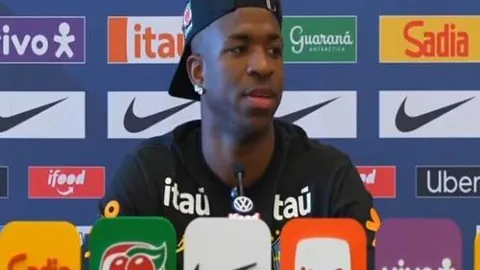 詹姆斯在中场担任后卫更具优势，背对球门接球感受大相径庭。